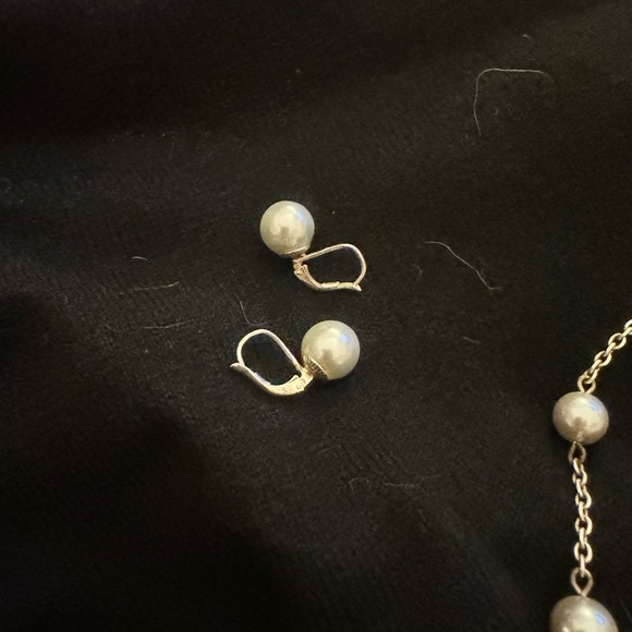 Beautiful Gray Pearl Earrings and Necklace set - Picture 3 of 7